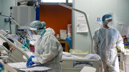 Das medizinische Personal der Intensivstation der Covid-19-Klinik Casalpalocco am Stadtrand von Rom kümmert sich um Patienten.
