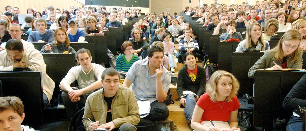 Überfüllter Hörsaal im Jahr 2006 an der Universität Halle.