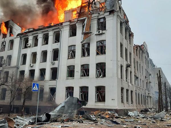 Ein teilweise zerstörtes und brennendes Universitätsgebäude in Charkiw.