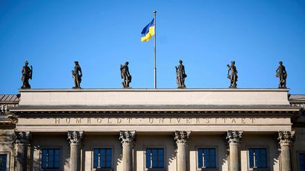 Im Bild ist die ukrainische Fahne auf dem Dach der Humboldt-Universität am 12.03.2022 in Berlin zu sehen.