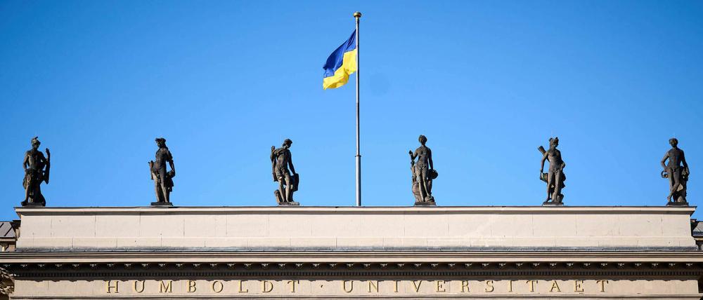 Auf dem Dach eines historischen Universitätsgebäudes weht eine ukrainische Fahne.