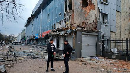 Vadyslav Atroshenko (re.), Bürgermeister von Tschernihiw, spricht mit einem Journalisten in der Nähe eines Einkaufszentrums, das durch Beschuss beschädigt wurde.