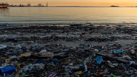Müll liegt am Strand Capurro in der Bucht von Montevideo.