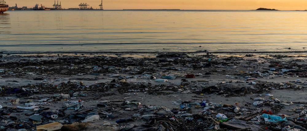Müll liegt am Strand Capurro in der Bucht von Montevideo.