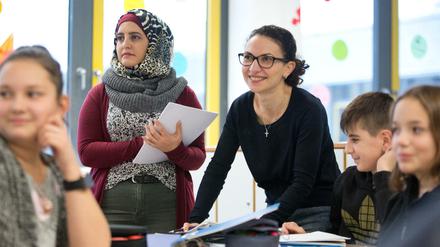 An der Universität Bielefeld werden Geflüchtete mit guten Deutschkenntnissen im Programm "Lehrkräfte plus" ausgebildet.