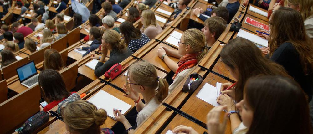 Die SPD schlägt vor, die unterschiedlichen Lebensrealitäten von Studierenden beim Hochschulpakt besser zu berücksichtigen.