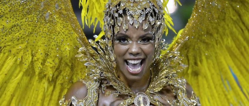 Sieger ist die Sambaschule "Unidos da Tijuca". Diese Tänzerin begeisterte die Zuschauer mit einem besonders opulenten Auftritt.