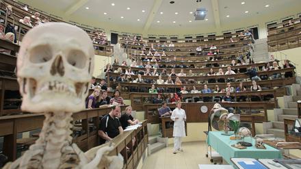 Medizinstudierende verfolgen eine Anatomievorlesung in einem Hörsaal.