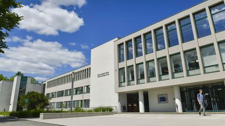 Die frisch sanierte Universitätsbibliothek der Freien Universität Berlin mit weißen Fassaden.
