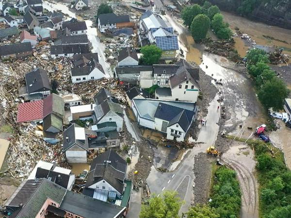 Nach Starkregen hat das Hochwasser der Ahr den Eifel-Ort Schuld verwüstet. Mehrere Häuser sind eingestürzt.