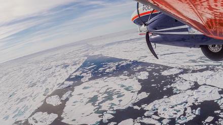 Das Polar 6 Forschungsflugzeug des Alfred-Wegener-Instituts fliegt während der IceBird-Eisdickenvermessung über dem Arktischen Ozean.