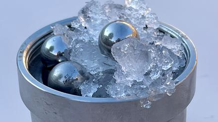 Mit Stahlkugeln und flüssigem Stickstoff haben die Forschenden amorphes Eis erzeugt.