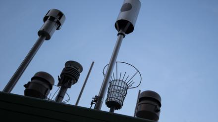 Messgeräte stehen auf einer Luft-Messstation der Landesanstalt für Umwelt Baden-Württemberg (LUBW) in der Innenstadt. Messstationen, die rund um den Globus die Luftqualität überwachen, könnten entscheidend dazu beitragen, den Zustand der globalen Artenvielfalt zu dokumentieren.