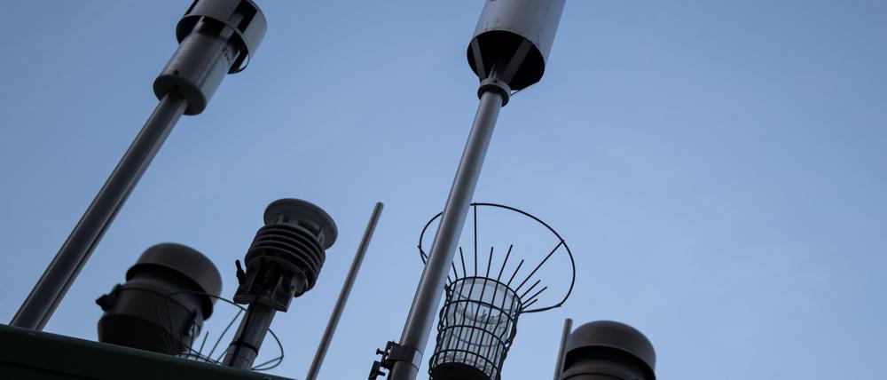 Messgeräte stehen auf einer Luft-Messstation der Landesanstalt für Umwelt Baden-Württemberg (LUBW) in der Innenstadt. Messstationen, die rund um den Globus die Luftqualität überwachen, könnten entscheidend dazu beitragen, den Zustand der globalen Artenvielfalt zu dokumentieren.