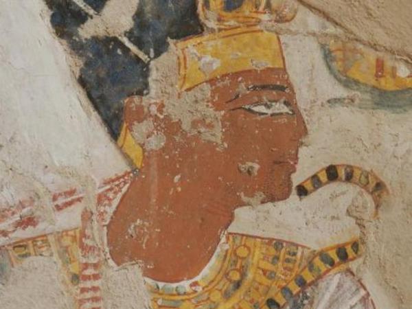 Porträt von Ramses II. aus dem Grab von Nakhtamon (ca. 1.200 v. Chr.). Der Kopfschmuck, die Halskette und das königliche Zepter wurden während der Ausführung des Gemäldes nachgebessert. 