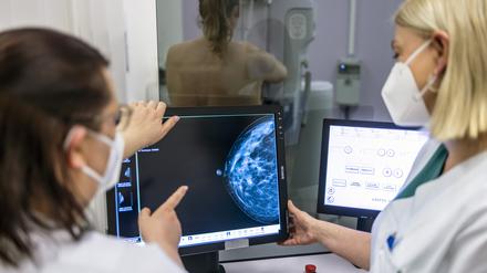 In Mammographie-Screenings kann Brustkrebs frühzeitig erkannt und dann besser behandelt werden.