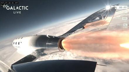 Das Weltraumtourismus-Unternehmen Virgin Galactic hat erfolgreich seinen ersten Flug ins All mit zahlenden Passagieren absolviert.