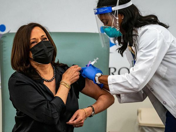 Die künftige US-Vizepräsidentin Kamala Harris wird Ende Dezember mit dem Moderna-Impfstoff geimpft.