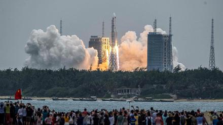 Start der chinesischen Rakete „Langer Mrasch“ am 29. April 2021 
