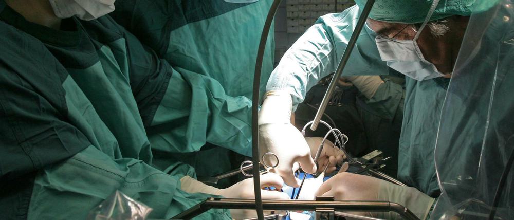 Transplantation trotz Krise: In einer Klinik wird einem Spender eine Niere entnommen