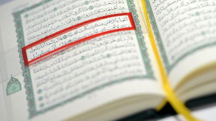 Ein aufgeschlagener Koran.