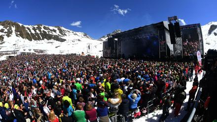 Tausende Zuschauer auf einem Open-Air-Konzert in Ischgl