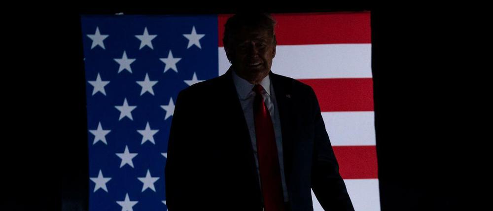 Donald Trump kommt während einer Wahlkampfveranstaltung in Tulsa auf die Bühne.