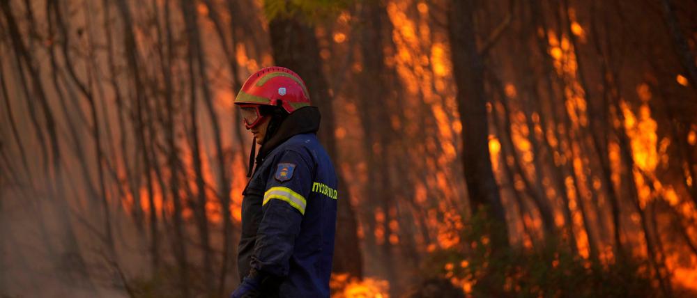 Auch 2021 war im Mittel wohl wieder ein so heißes Jahr, dass es etwa in Griechenland, wie hier südlich von Athen, zu verheerenden Waldbränden kam. 