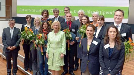Bundesbildungsministerin Johanna Wanka (Mitte) mit Vertretern von Hochschulen, die für ihre Förderkonzepte im Rahmen des Deutschlandstipendiums ausgezeichnet wurden.