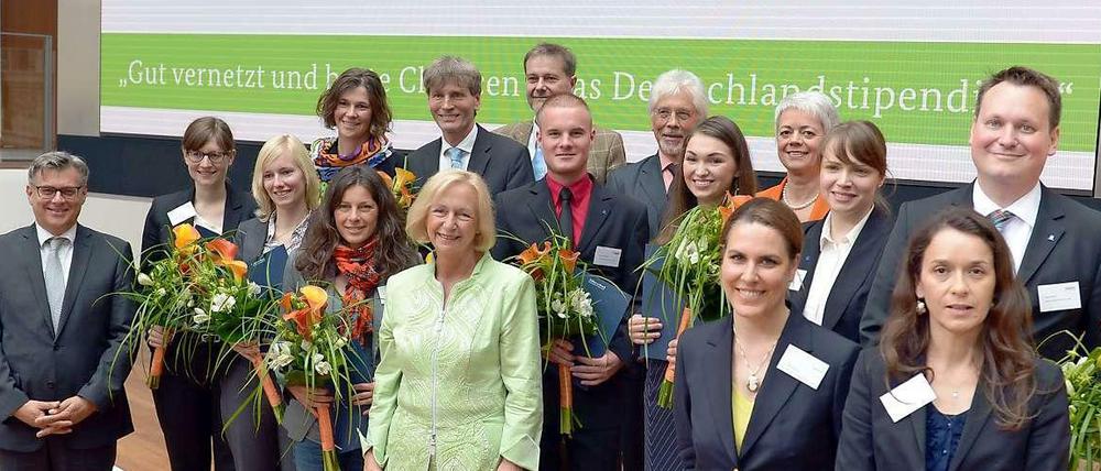 Bundesbildungsministerin Johanna Wanka (Mitte) mit Vertretern von Hochschulen, die für ihre Förderkonzepte im Rahmen des Deutschlandstipendiums ausgezeichnet wurden.