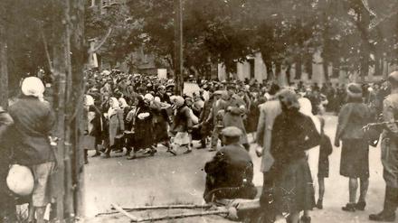 Versklavt. "Ostarbeiter" vor der Verschleppung nach Deutschland, wahrscheinlich in Kiew, 1942.
