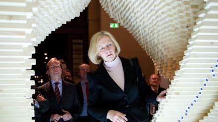 Die neue Bundesforschungsministerin Johanna Wanke (CDU) in der begehbaren Alterspyramide. 