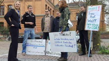 Solidarität. Studierende verabschieden sich am Montag in Magdeburg von Birgitta Wolff (CDU) - und protestieren gegen den Sparzwang.