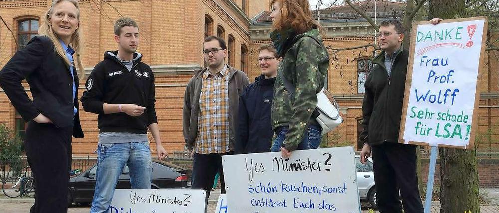 Solidarität. Studierende verabschieden sich am Montag in Magdeburg von Birgitta Wolff (CDU) - und protestieren gegen den Sparzwang.