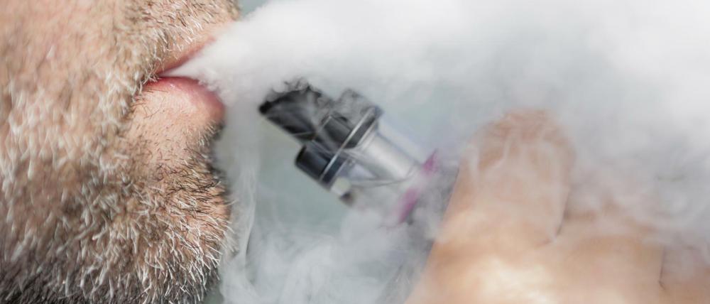 Schwere Lungenschäden: Zahl der Todesfälle durch E-Zigaretten in den USA  steigt – Warnung vor Mixen