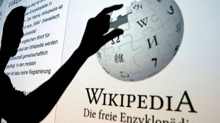 Seit zehn Jahren sammeln und veröffentlichen freiwillige Autoren Wissen in der Online-Enzyklopädie Wikipedia.