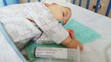 Der einjährige Michael schläft, während er eine Injektion mit dem Genpräparat Zolgensma.
