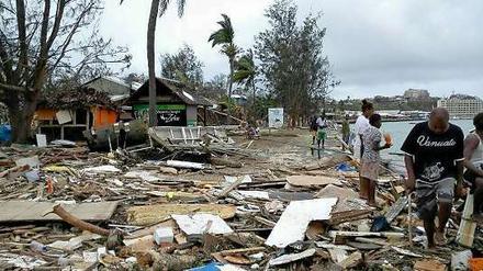 Naturgewalt. Nach einem Zyklon, der im März 2015 den pazifischen Inselstaat Vanuatu verwüstet hat, durchsuchen Einwohner der Hauptstadt Port Villa die Trümmer ihrer Häuser. Vielen Inselstaaten geht das 2-Grad-Ziel nicht weit genug. Sie fordern, die Erderwärmung auf 1,5 Grad zu begrenzen. 